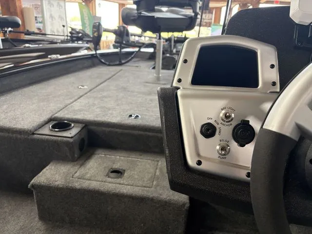 Slide: The Image of Tracker Pro Team 190 TX 2026 - 29