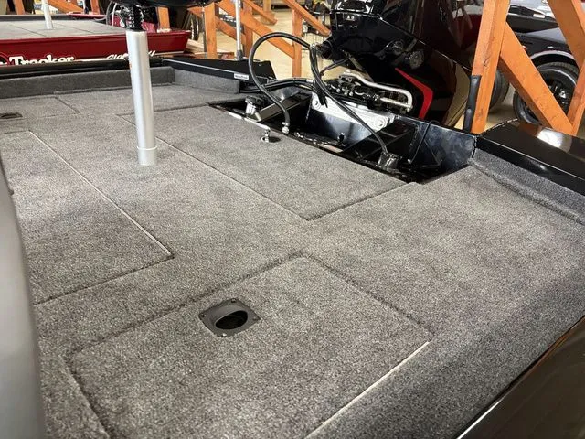 Slide: The Image of Tracker Pro Team 190 TX 2026 - 39