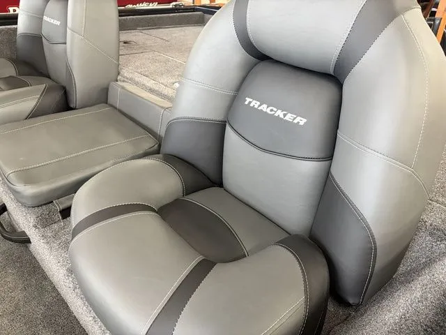 Slide: The Image of Tracker Pro Team 190 TX 2026 - 40