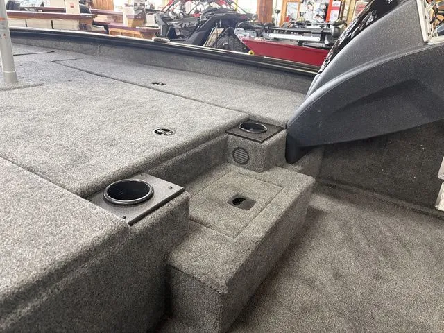 Slide: The Image of Tracker Pro Team 190 TX 2026 - 41