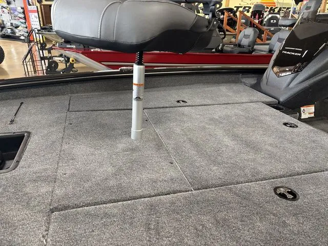 Slide: The Image of Tracker Pro Team 190 TX 2026 - 43