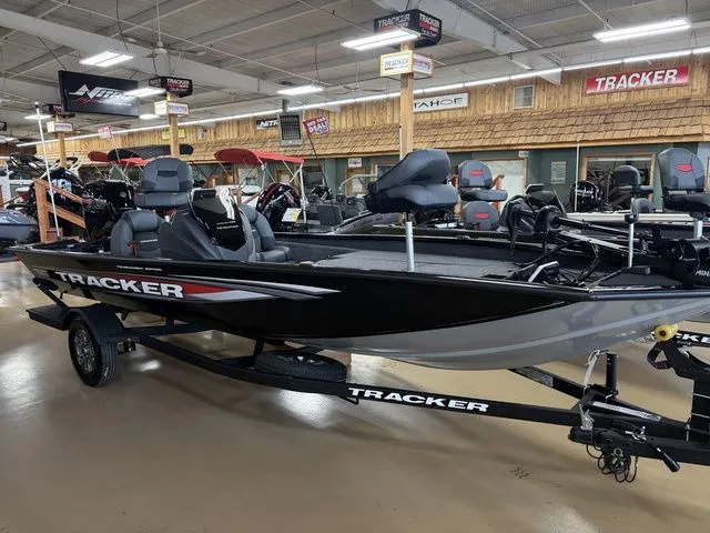 Slide: The Image of Tracker Pro Team 190 TX 2026 - 49