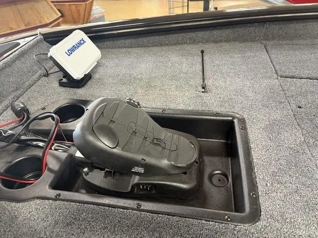 Slide: The Image of Tracker Pro Team 190 TX 2026 - 6