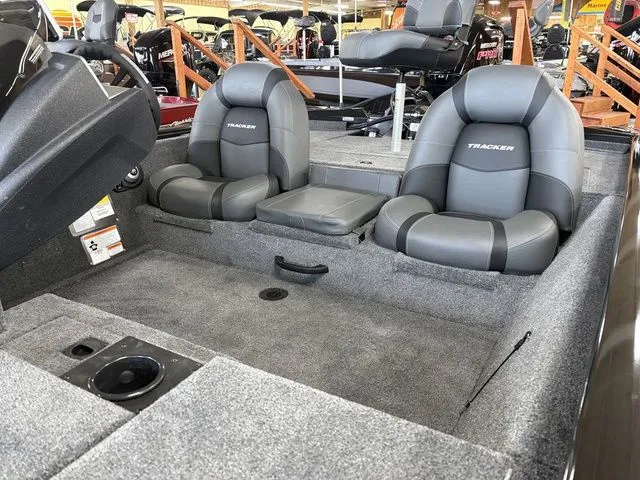 Slide: The Image of Tracker Pro Team 190 TX 2026 - 9