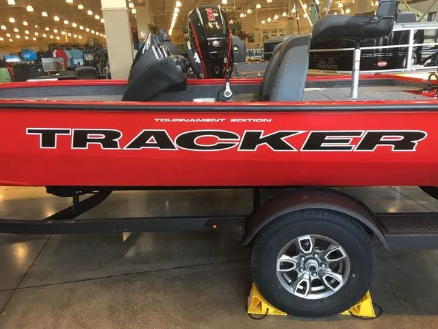 Slide: The Image of Tracker Pro Team 190 TX 2026 - 18