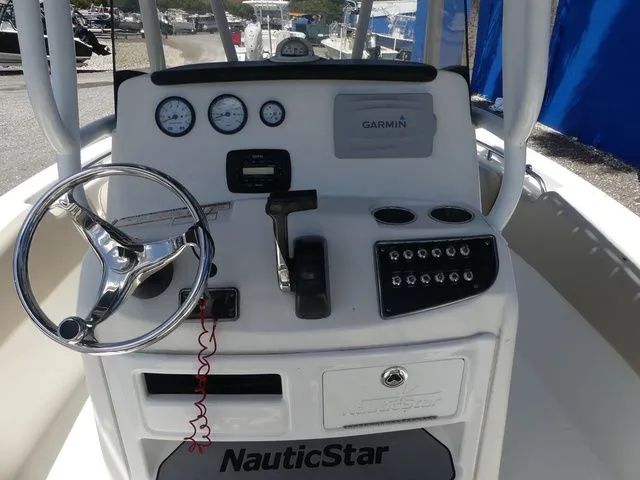 Slide: The Image of NauticStar 2102 Legacy 2016 - 20