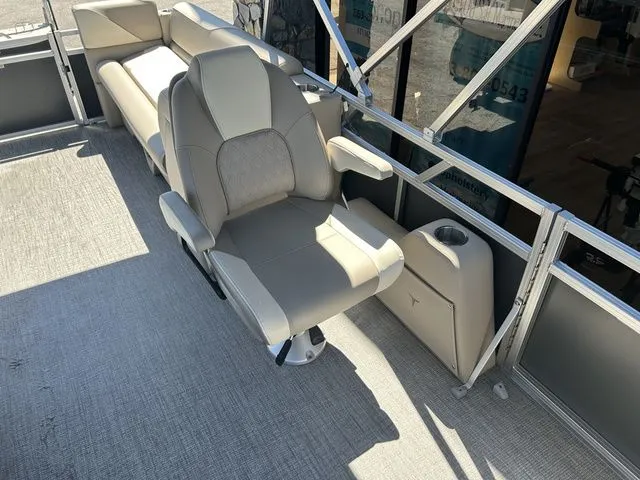 Slide: The Image of Tahoe 2385 Quad lounger 2026 - 6