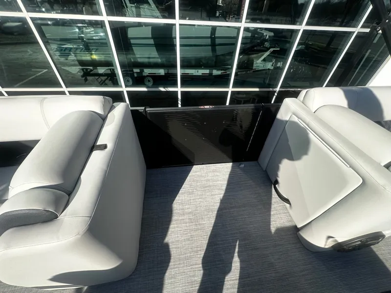 Slide: The Image of Interior of 2022 Harris Sunliner 250 pontoon boat. - 13