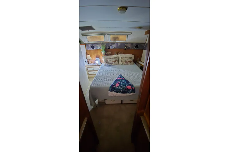 Slide: The Image of 1986 Tollycraft 34 Sundeck cabin interior with bed and decorative pillows. - 18