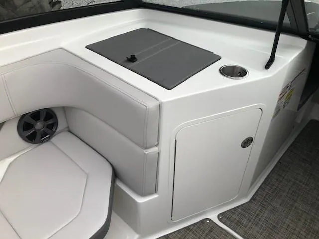 Slide: The Image of Sea Ray SPX 190 2020 - 8