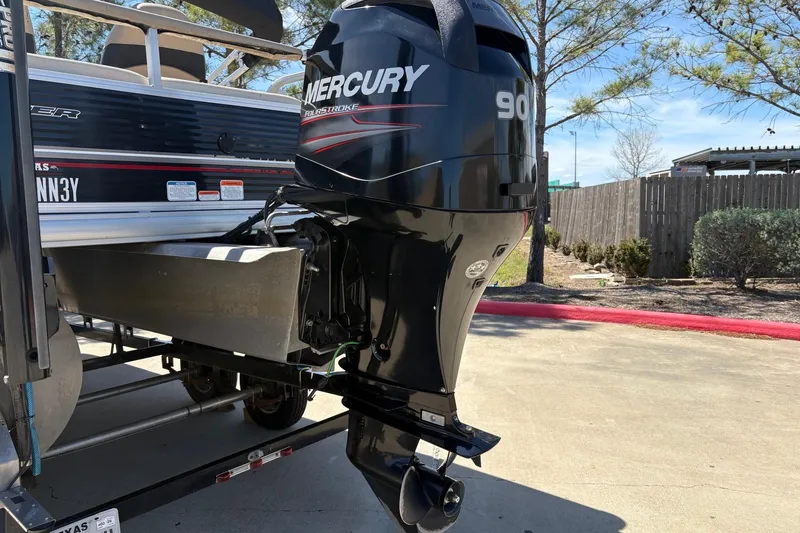 Slide: The Image of 2013 Sun Tracker Fishin' Barge 22 DLX with Mercury 90 outboard motor. - 10