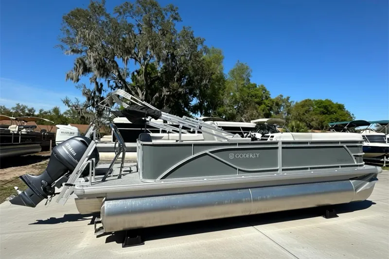 The Image of 2026 Sweetwater SW2086CPSE pontoon boat with Yamaha motor, parked outdoors. - 1