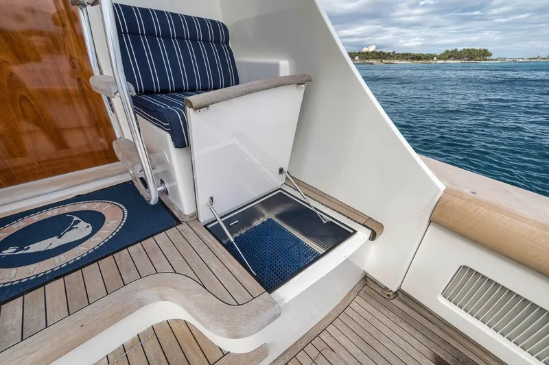 Slide: The Image of 1999 Hines-Farley SPORTFISHERMAN yacht deck with seating and ocean view. - 36