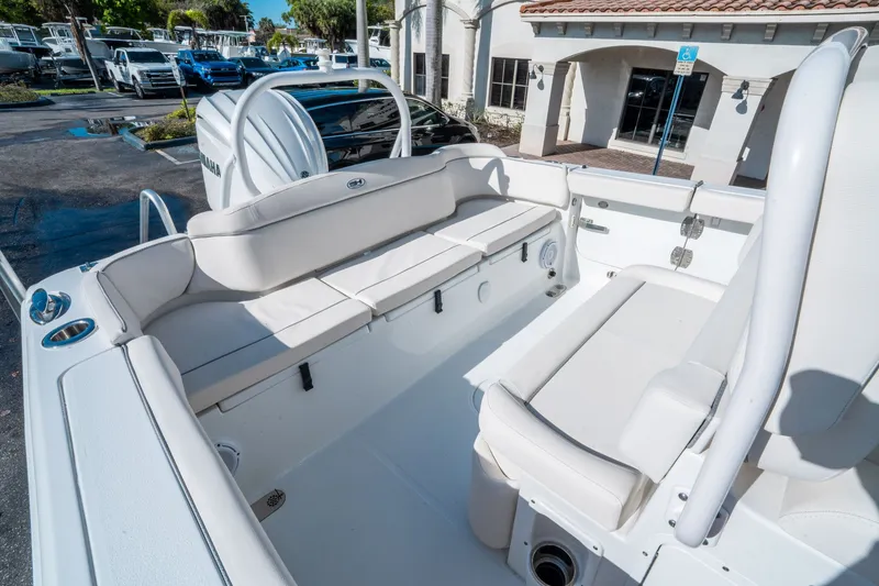 Slide: The Image of Sea Hunt Ultra 255 SE 2024 - 10