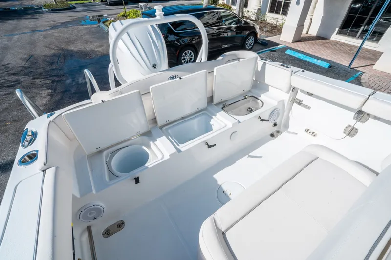 Slide: The Image of Sea Hunt Ultra 255 SE 2024 - 12