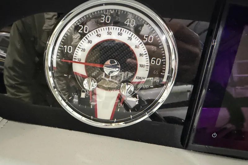 Slide: The Image of 2024 Four Winns HD5 speedometer with carbon fiber design, displaying speed in km/h and mph. - 46
