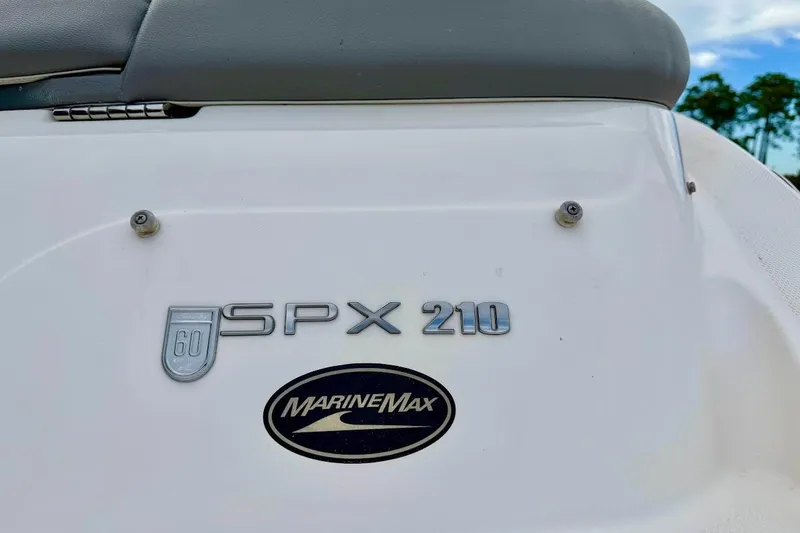 Slide: The Image of 2020 Sea Ray SPX 210 Outboard boat with MarineMax logo. - 10