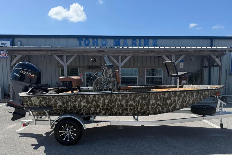 The Image of 2026 Avid 18 Rogue CC boat with camouflage design at Toho Marine dealership. - 1