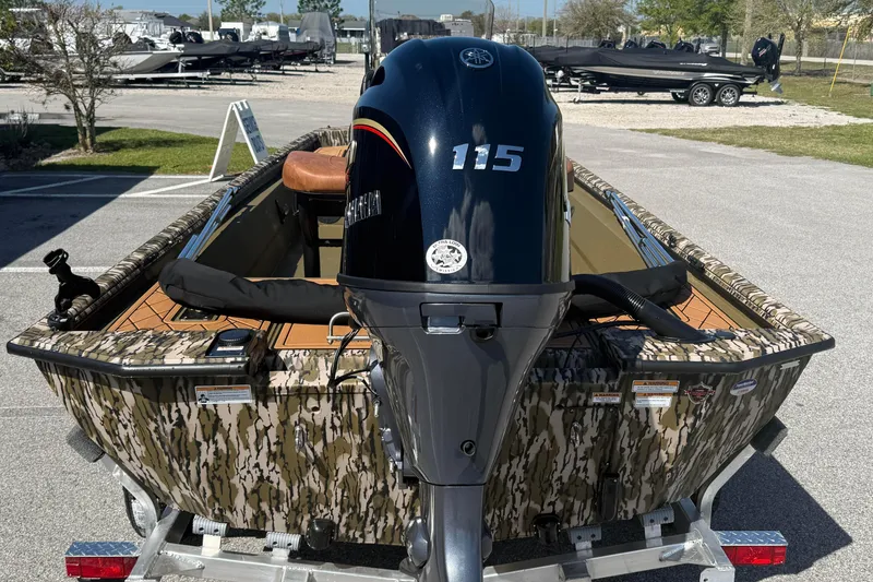 Slide: The Image of 2026 Avid 18 Rogue CC boat with camouflage design and Yamaha 115 outboard motor. - 6