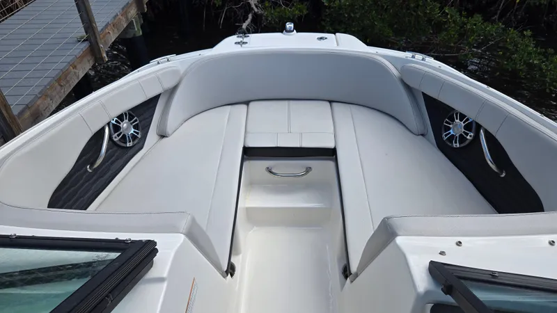 Slide: The Image of Sea Ray SPX 210 Outboard 2023 - 13