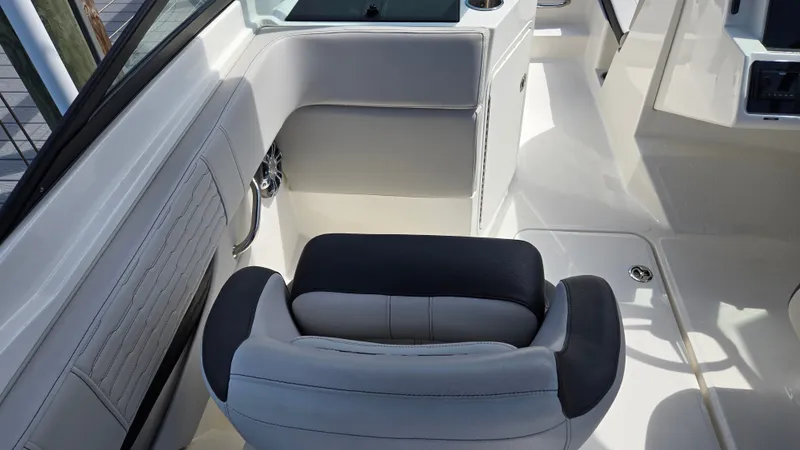 Slide: The Image of Sea Ray SPX 210 Outboard 2023 - 7