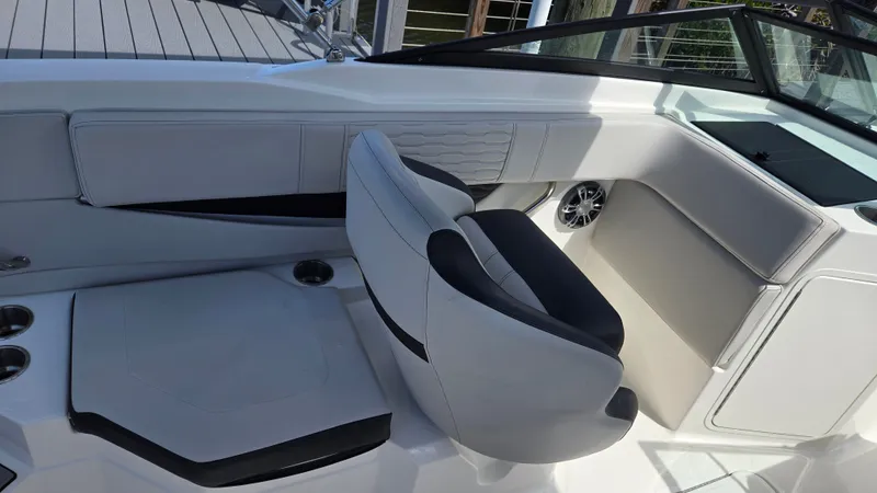 Slide: The Image of Sea Ray SPX 210 Outboard 2023 - 8