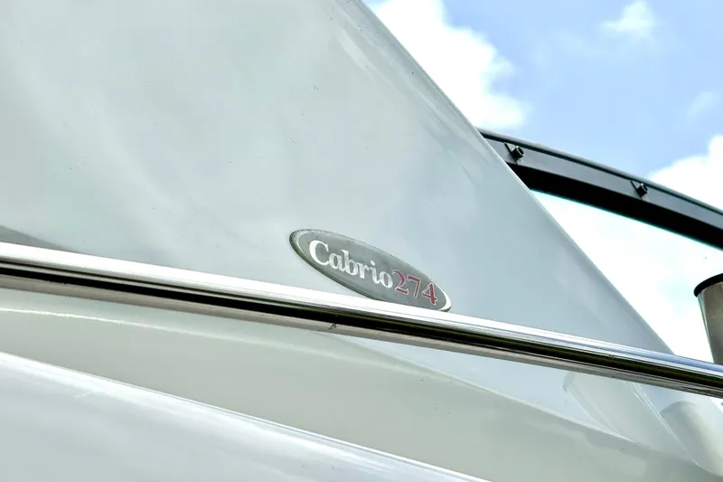 Slide: The Image of 2007 Larson Cabrio 274 boat emblem against a clear sky. - 5