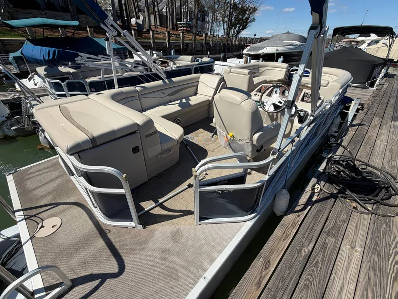 The Image of Bennington 24SLX 2015 - 0