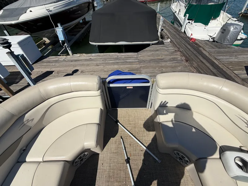 Slide: The Image of Bennington 24SLX 2015 - 10