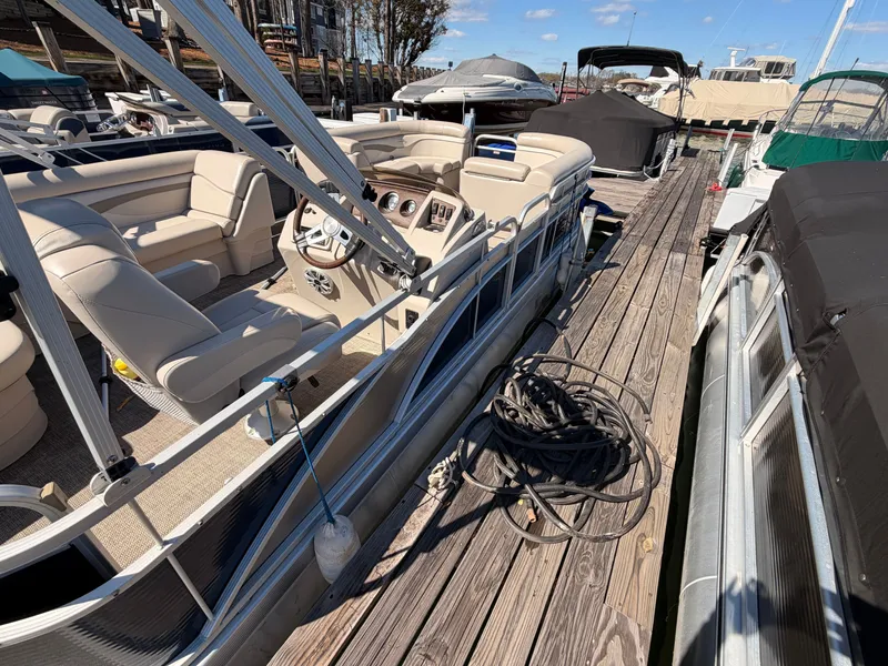 Slide: The Image of Bennington 24SLX 2015 - 11