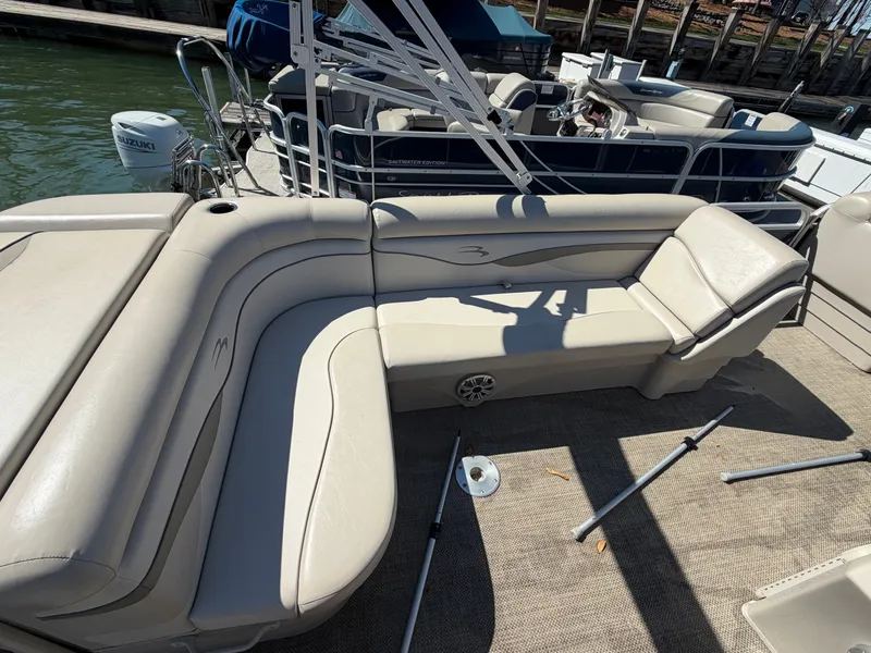 Slide: The Image of Bennington 24SLX 2015 - 3