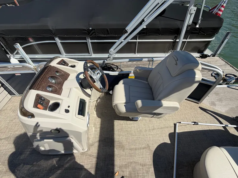 Slide: The Image of Bennington 24SLX 2015 - 4