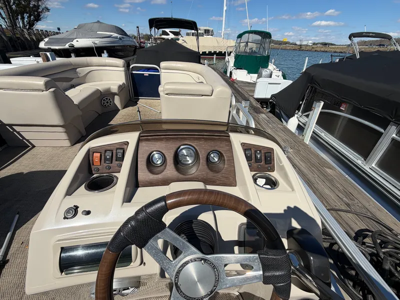 Slide: The Image of Bennington 24SLX 2015 - 5