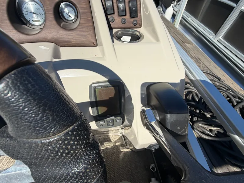 Slide: The Image of Bennington 24SLX 2015 - 6