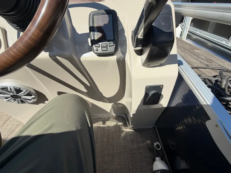 Slide: The Image of Bennington 24SLX 2015 - 7