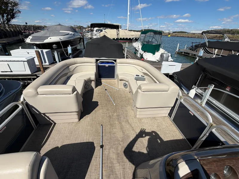 Slide: The Image of Bennington 24SLX 2015 - 8