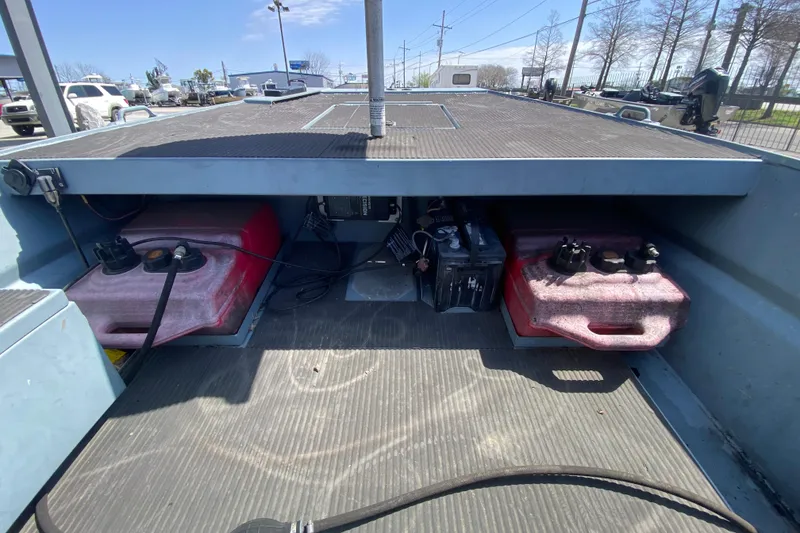 Slide: The Image of 2009 Pro-Drive X Series 17' boat interior with fuel tanks and battery setup. - 16