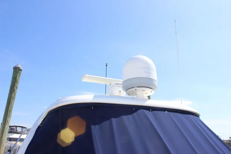 Slide: The Image of 2006 Sea Ray 40 Sundancer yacht with radar equipment under clear blue sky. - 5