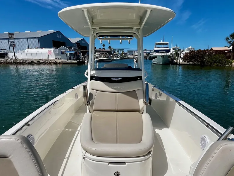 Slide: The Image of Boston Whaler 270 Dauntless 2020 - 18