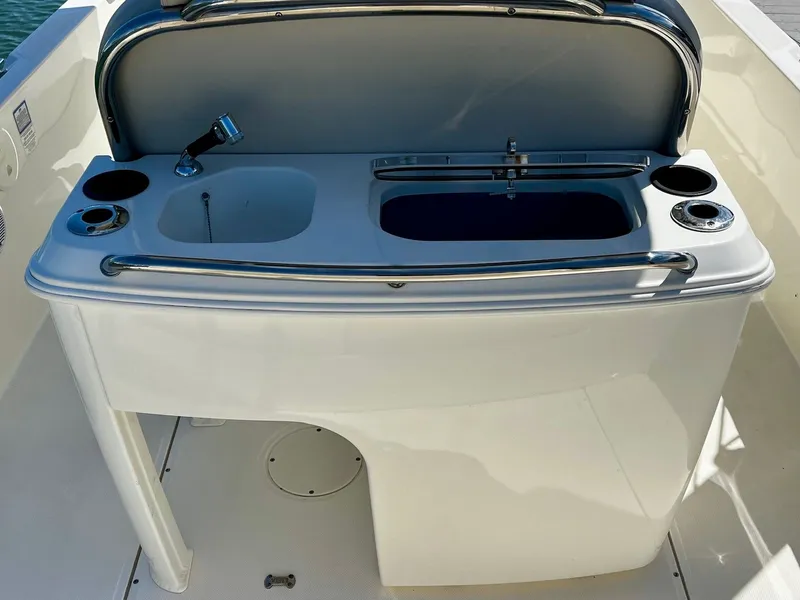 Slide: The Image of Boston Whaler 270 Dauntless 2020 - 23