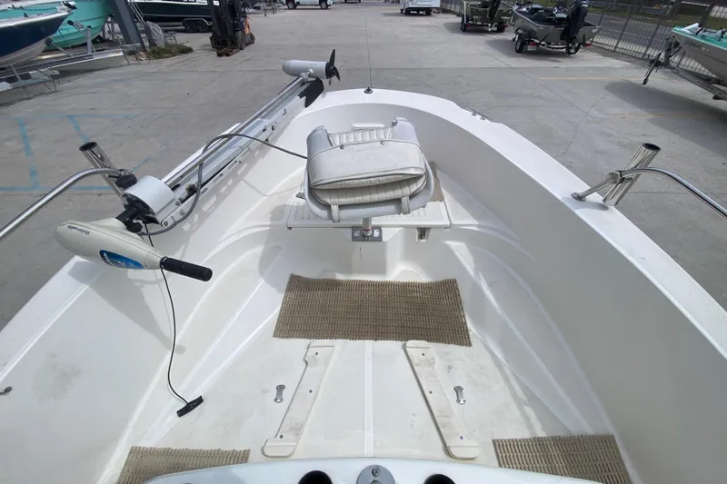 Slide: The Image of 2000 Boston Whaler Dauntless 18 boat interior with seating and trolling motor. - 11