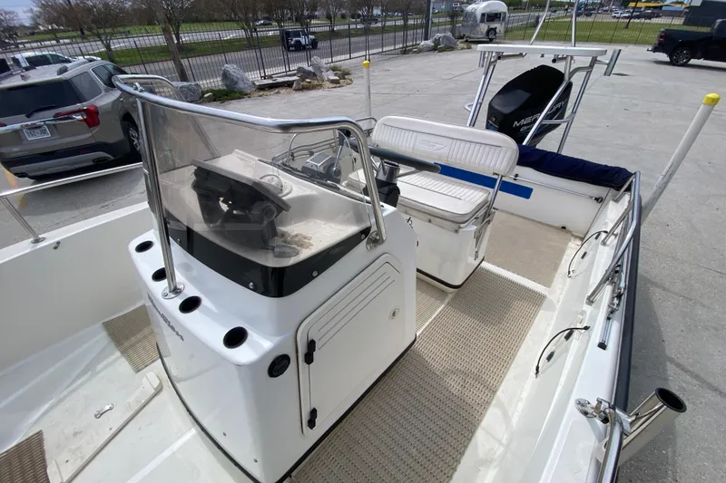 Slide: The Image of 2000 Boston Whaler Dauntless 18 boat interior with console and seating. - 13