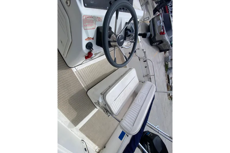 Slide: The Image of Boston Whaler Dauntless 18 boat interior, steering wheel, and seating, 2000 model. - 14