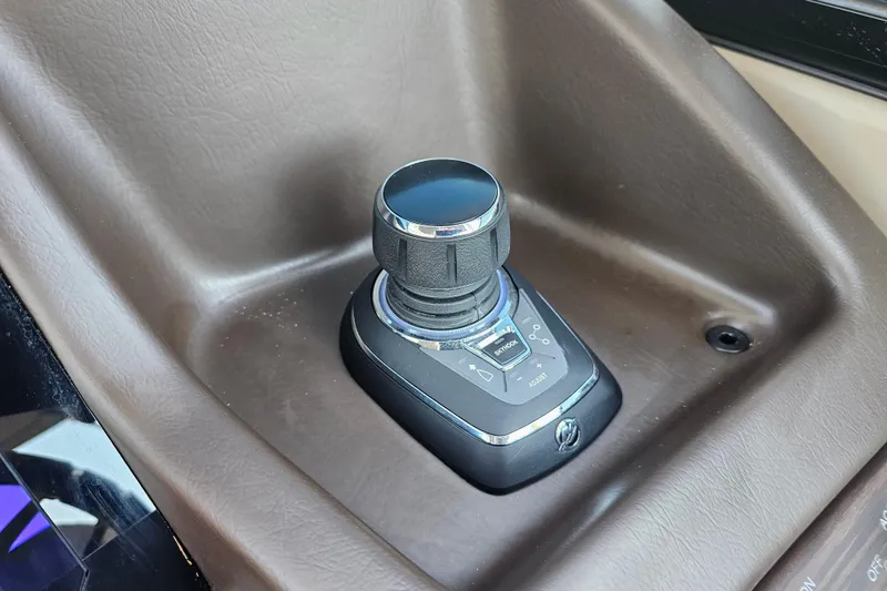 Slide: The Image of Control knob in 2025 Bennington QX 27 QXSBWA X2 Swingback boat console. - 22