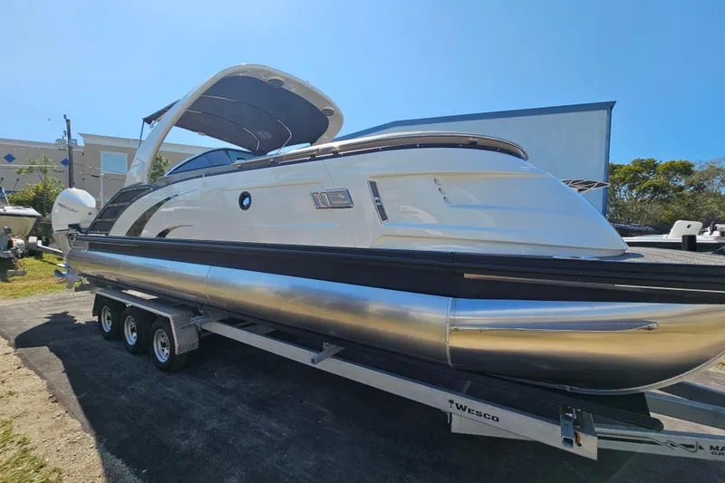 Slide: The Image of 2025 Bennington QX 27 QXSBWA X2 Swingback pontoon boat on trailer. - 7