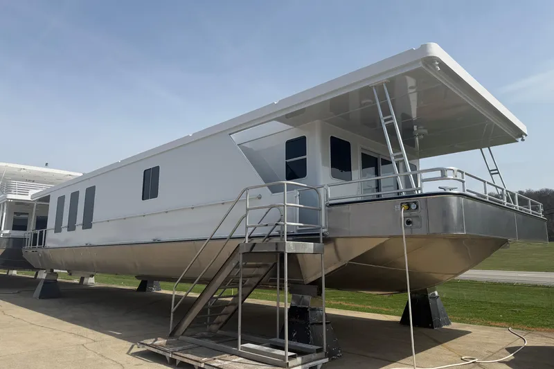 The Image of 2026 Sumerset Voyager houseboat on display, featuring sleek design and modern amenities. - 1