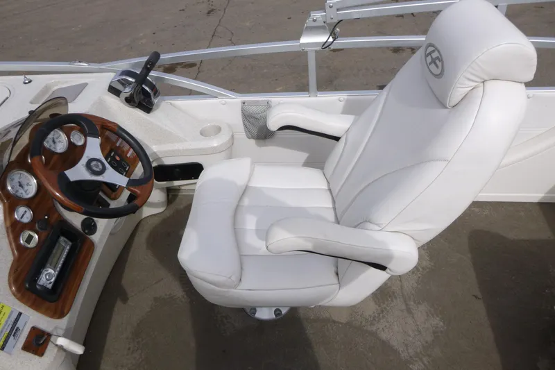 Slide: The Image of Captain's chair and helm of 2006 Harris FloteBote Crowne 250 pontoon boat. - 10