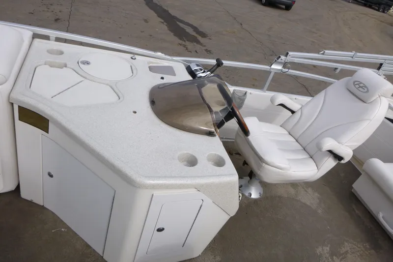 Slide: The Image of Captain's chair and helm of 2006 Harris FloteBote Crowne 250 pontoon boat. - 9
