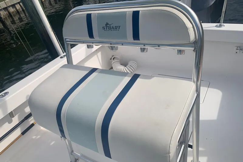 Slide: The Image of Stuart 26 boat seat with blue stripes, 2015 model, on a sunny day. - 9