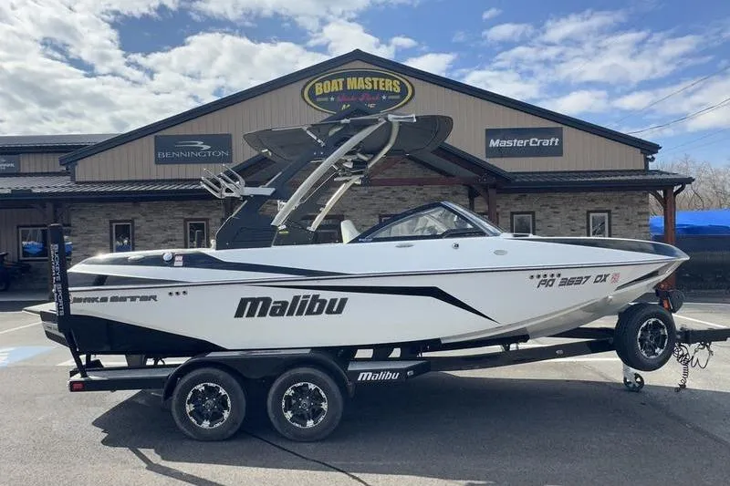 The Image of 2018 Malibu Wakesetter 21 VLX boat on trailer outside dealership. - 0